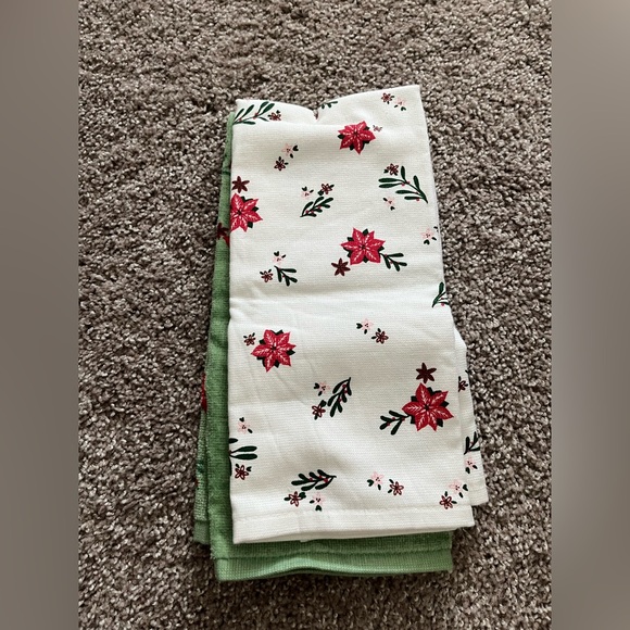 NWT Set of 2 Christmas Kitchen Bathroom Towels - Picture 2 of 2